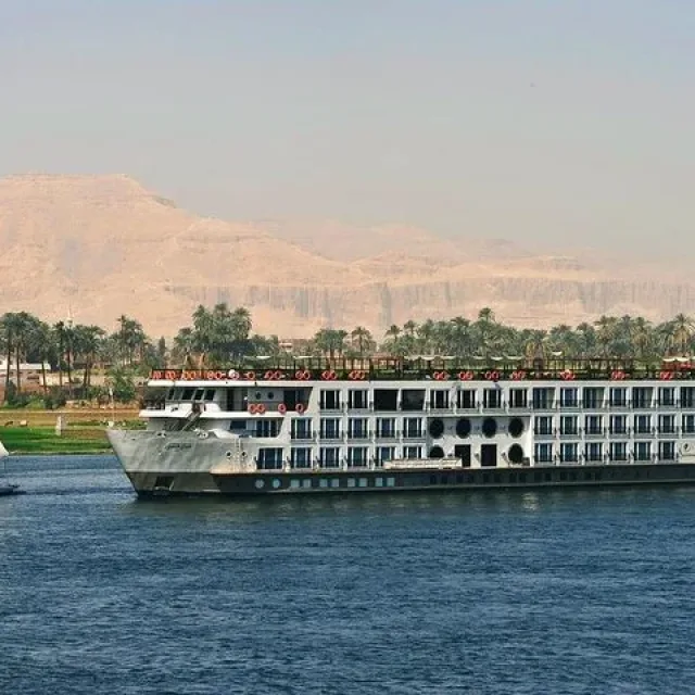 4-Day Nile Cruise Aswan and Luxor Hot Air Balloon with Abu Simbel